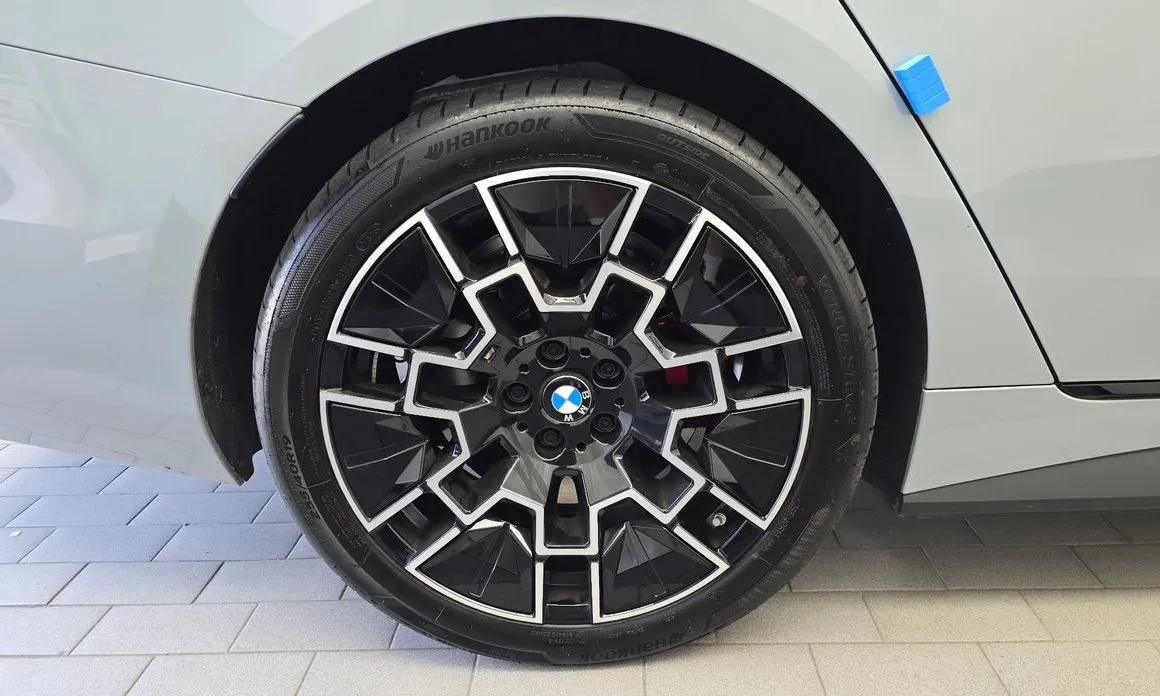 BMW i4 — фото 9