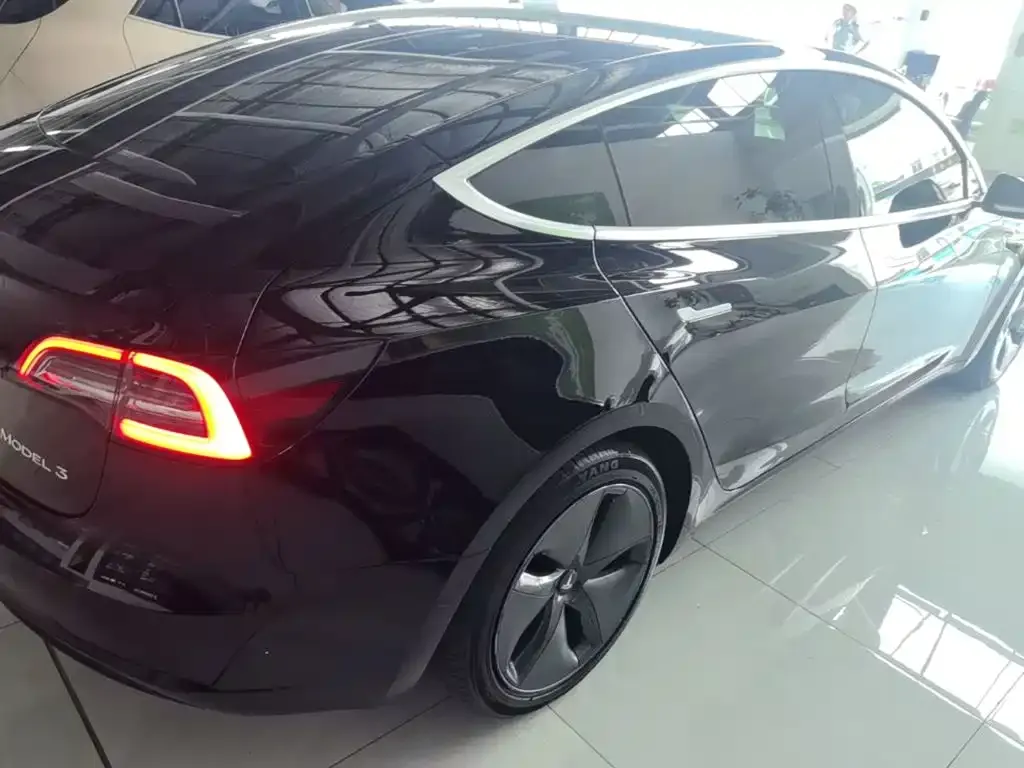 Tesla Model 3 — фото 2