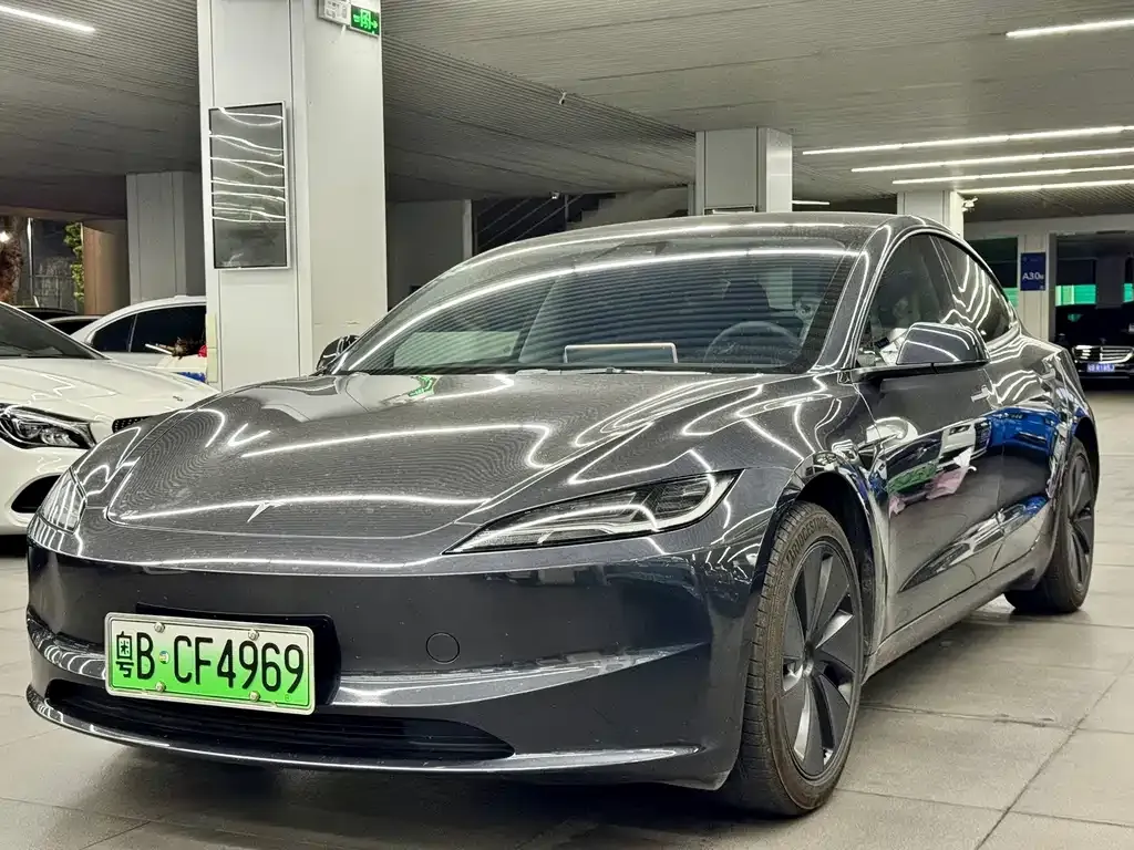Tesla Model 3 — фото 1