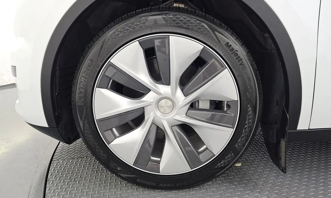 Tesla Model Y — фото 10