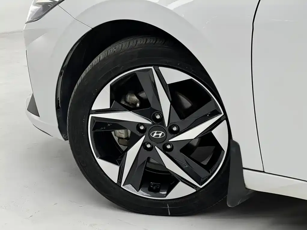 Hyundai Elantra — фото 2