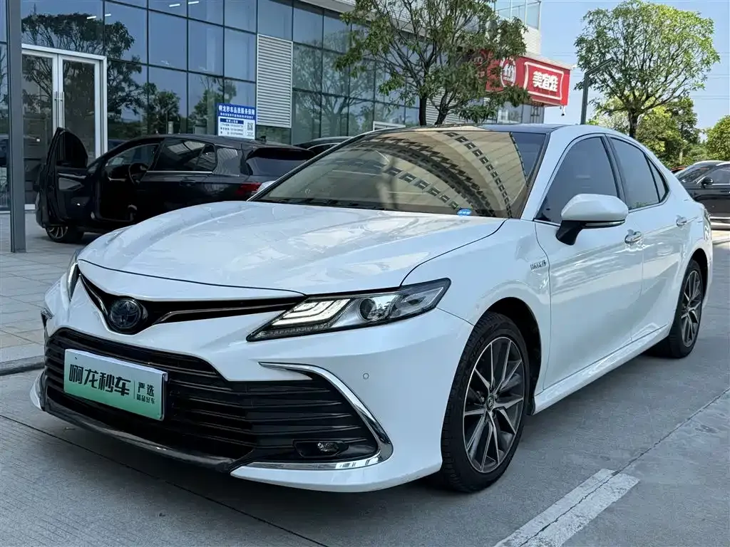 Toyota Camry — фото 1