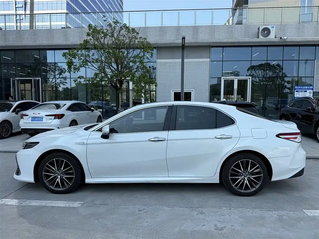 Toyota Camry — фото 3
