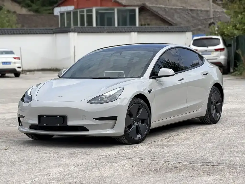 Tesla Model 3 — фото 1