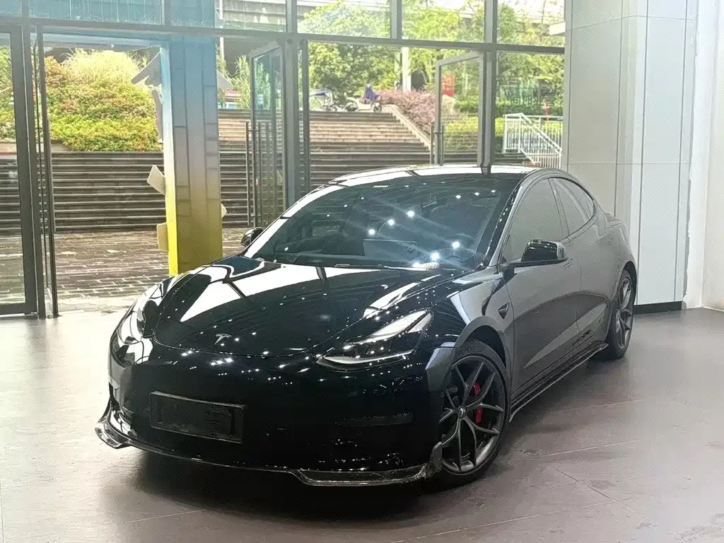 Tesla Model 3 — фото 1