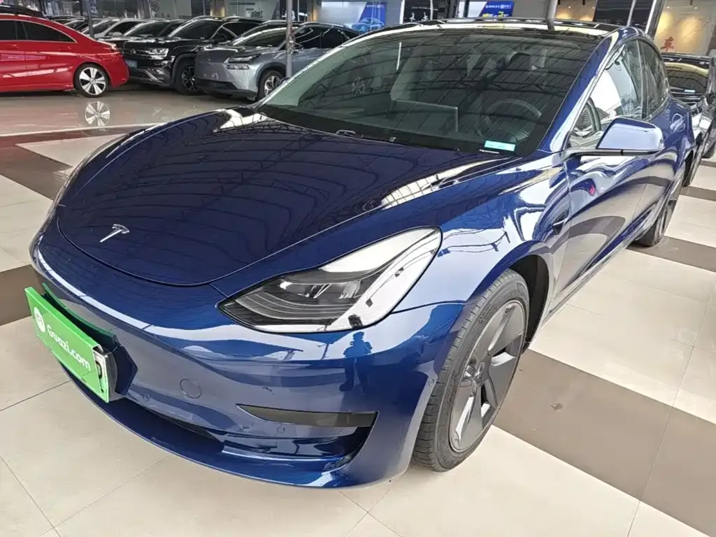 Tesla Model 3 — фото 1