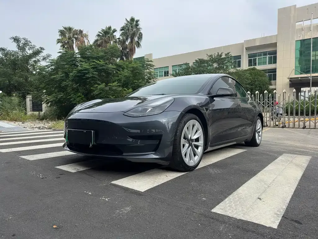 Tesla Model 3 — фото 1