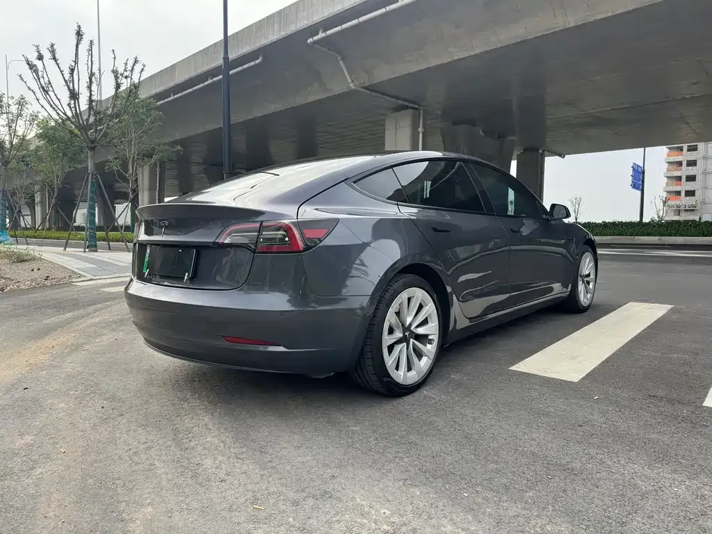 Tesla Model 3 — фото 9