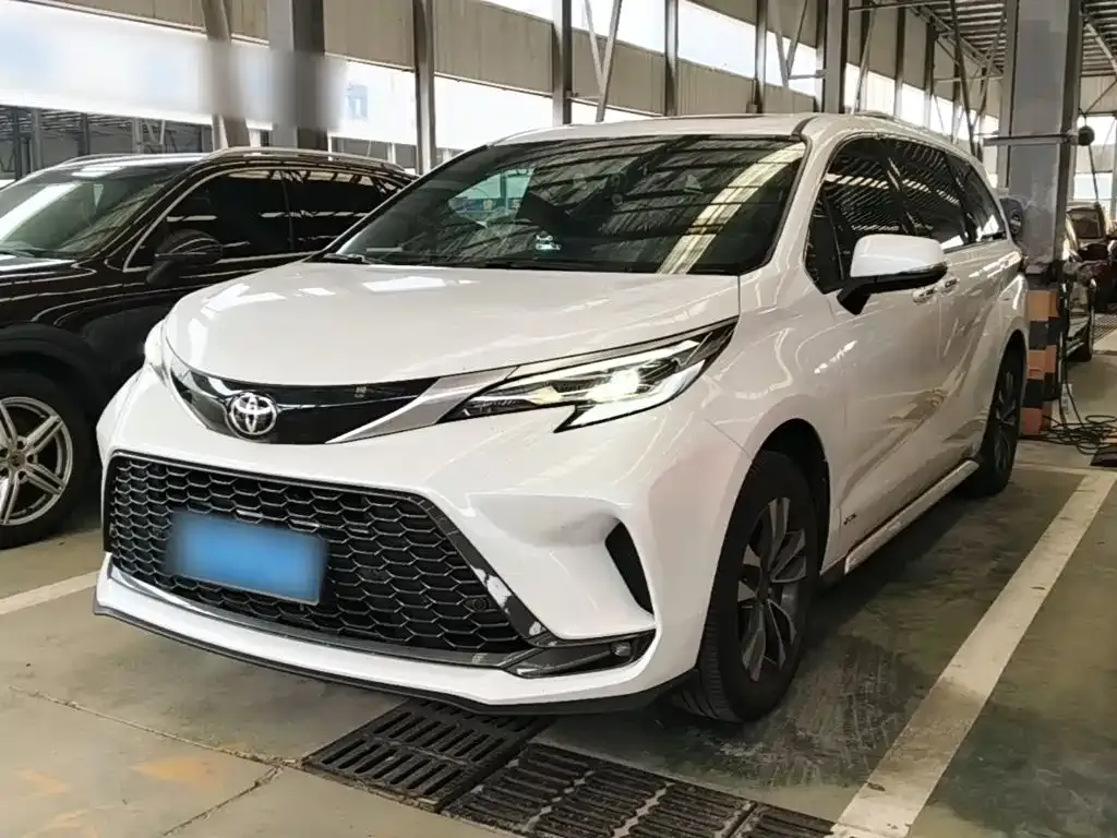 Toyota Granvia — фото 1