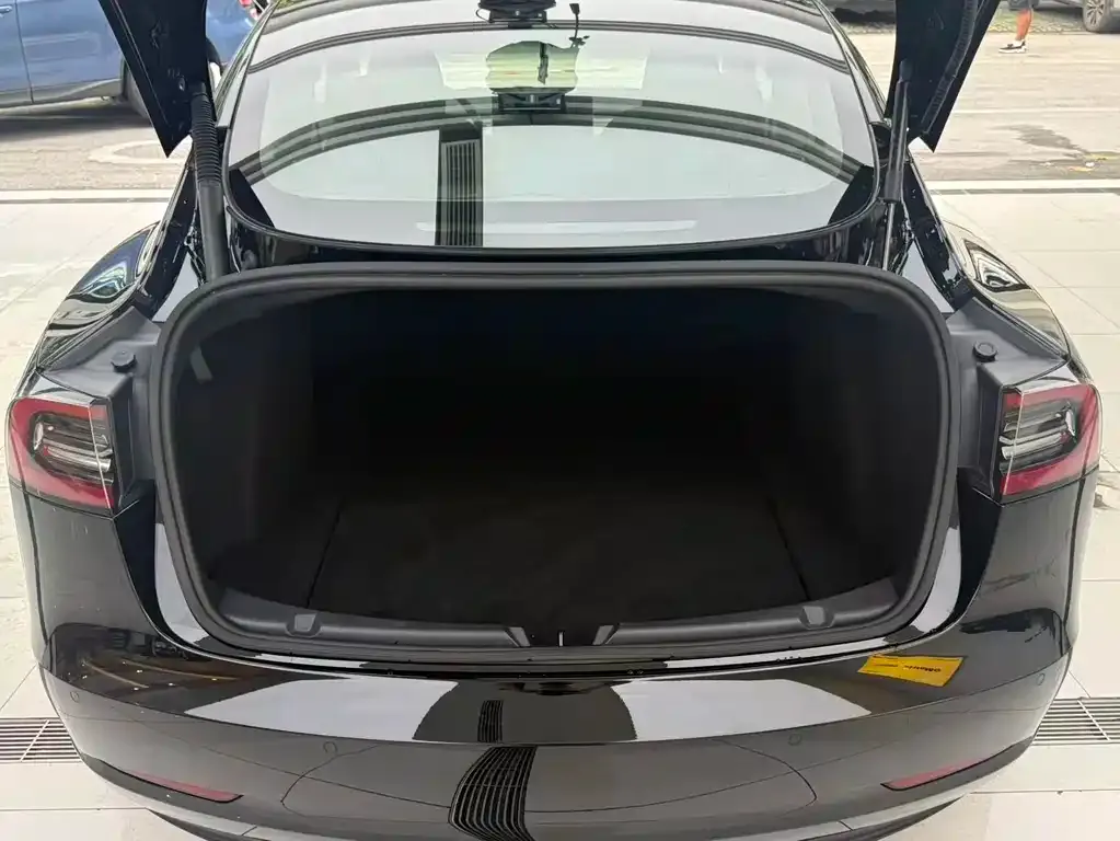 Tesla Model 3 — фото 9