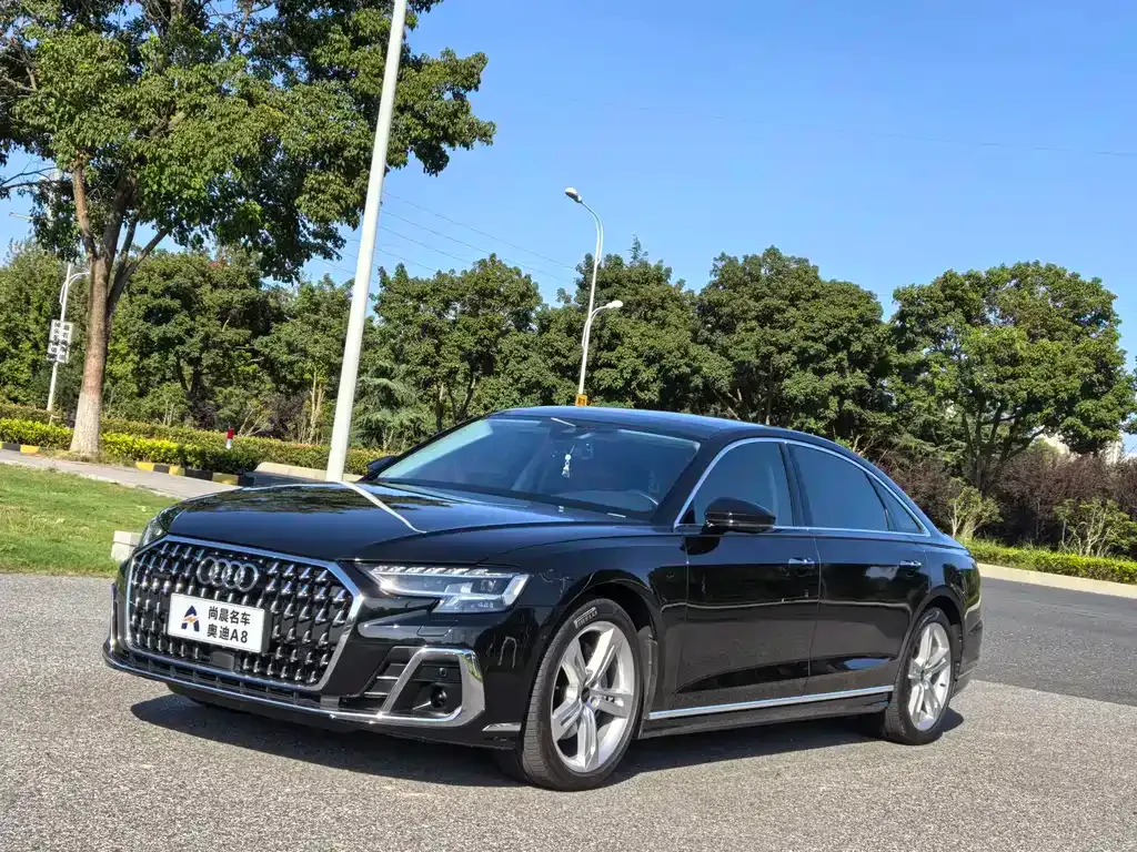 Audi A8 — фото 1