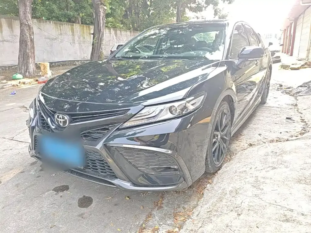 Toyota Camry — фото 1