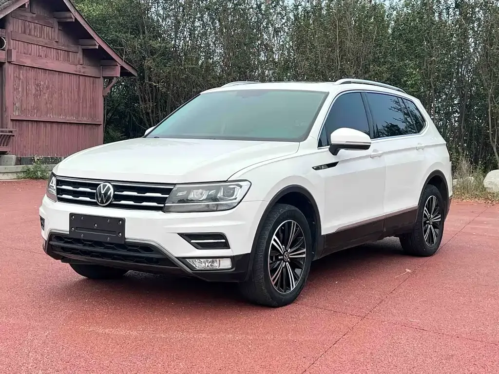 Volkswagen Tiguan L — фото 1