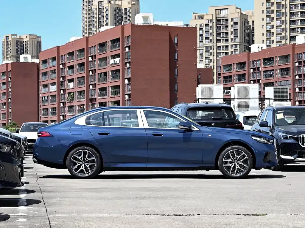 BMW i5 — фото 5