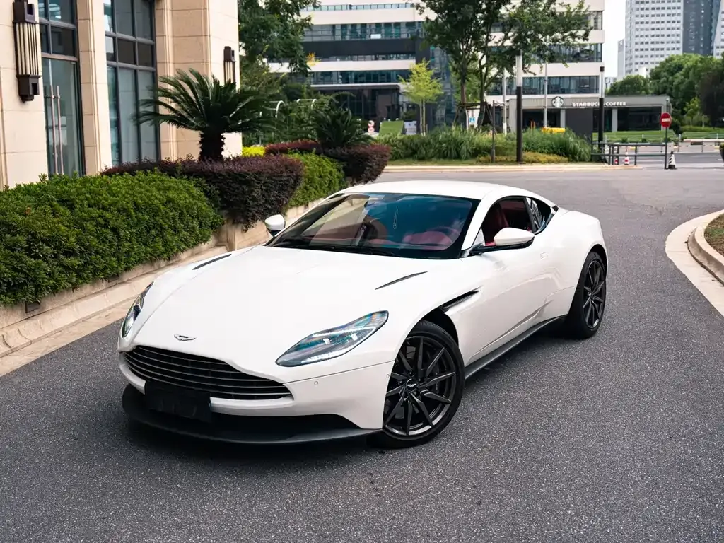 Aston Martin DB11 — фото 1