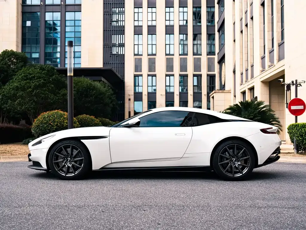 Aston Martin DB11 — фото 4
