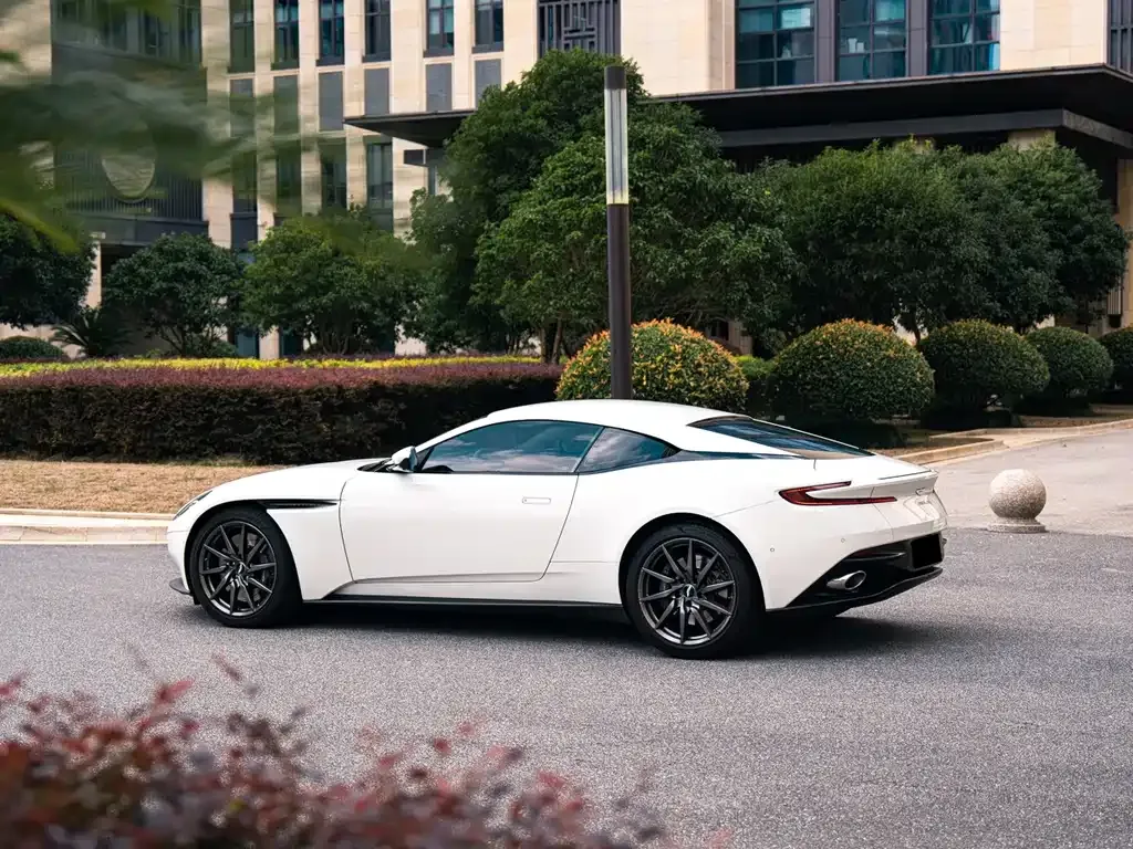 Aston Martin DB11 — фото 10