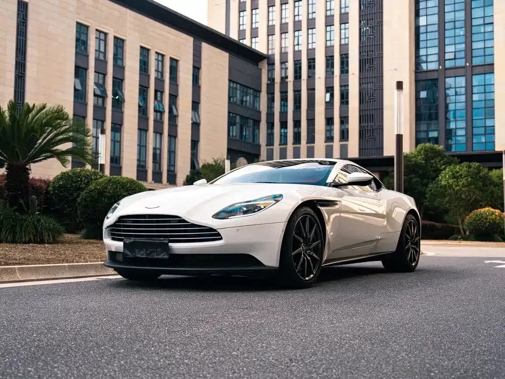 Aston Martin DB11 — фото 6