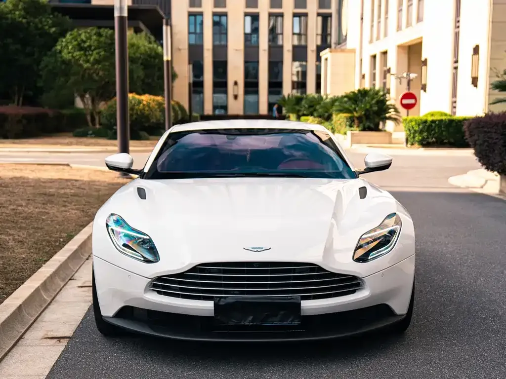 Aston Martin DB11 — фото 7