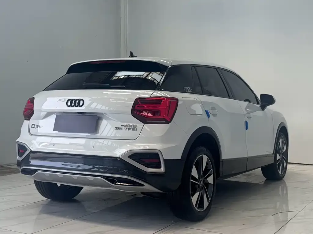 Audi Q2L — фото 9