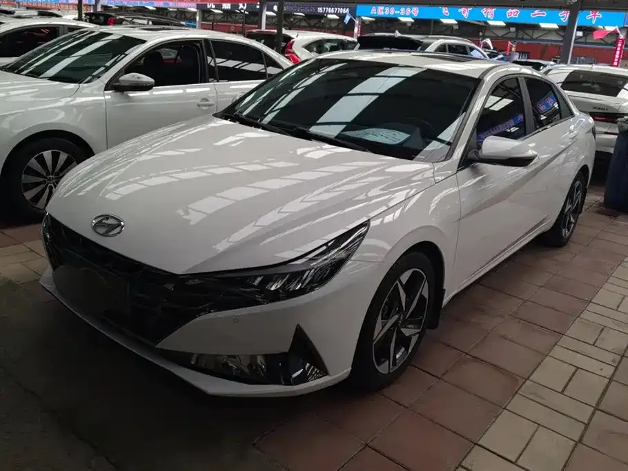 Hyundai Elantra — фото 1