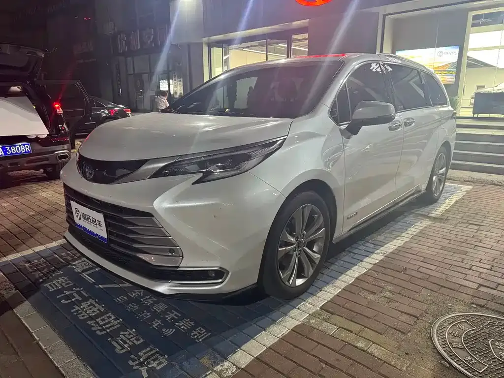 Toyota Sienna — фото 1