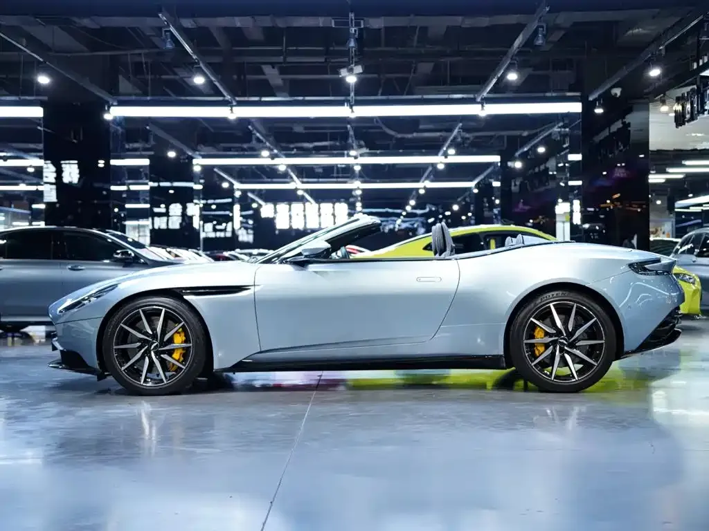 Aston Martin DB11 — фото 7