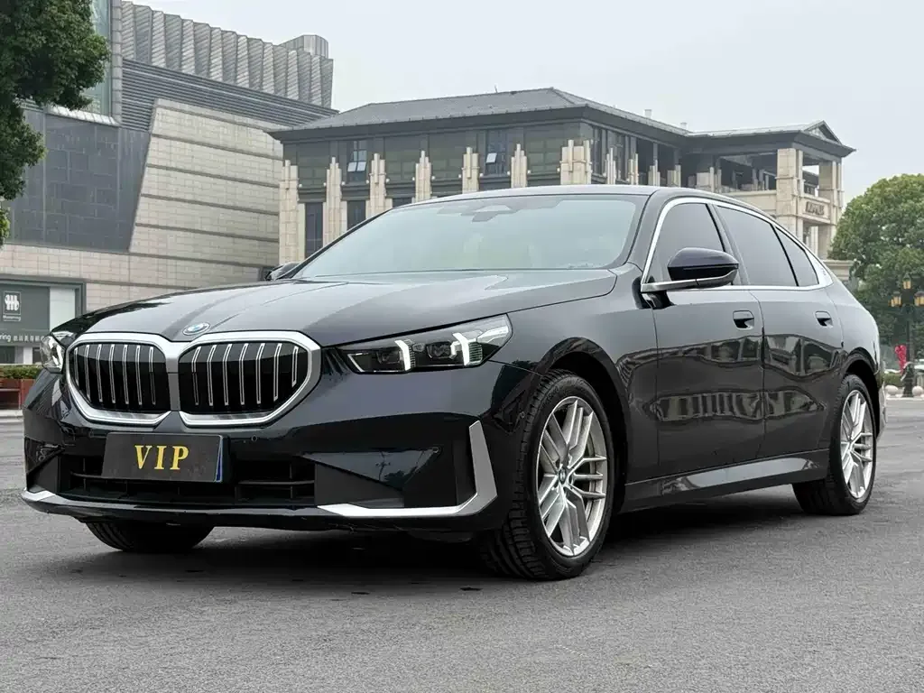 BMW 5 Series — фото 1