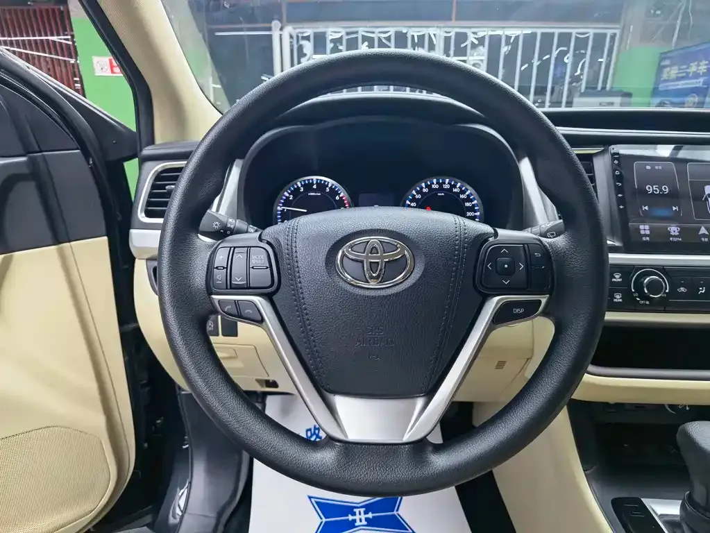 Toyota Highlander — фото 2
