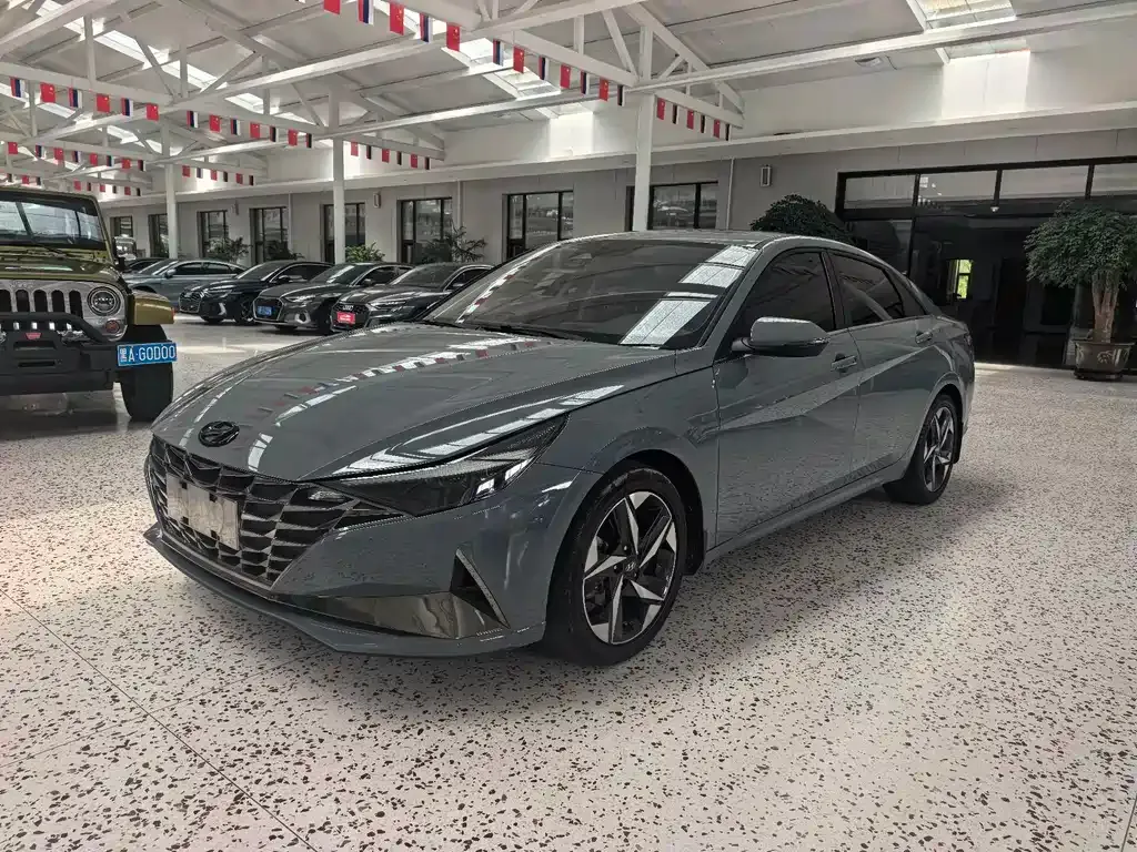 Hyundai Elantra — фото 1