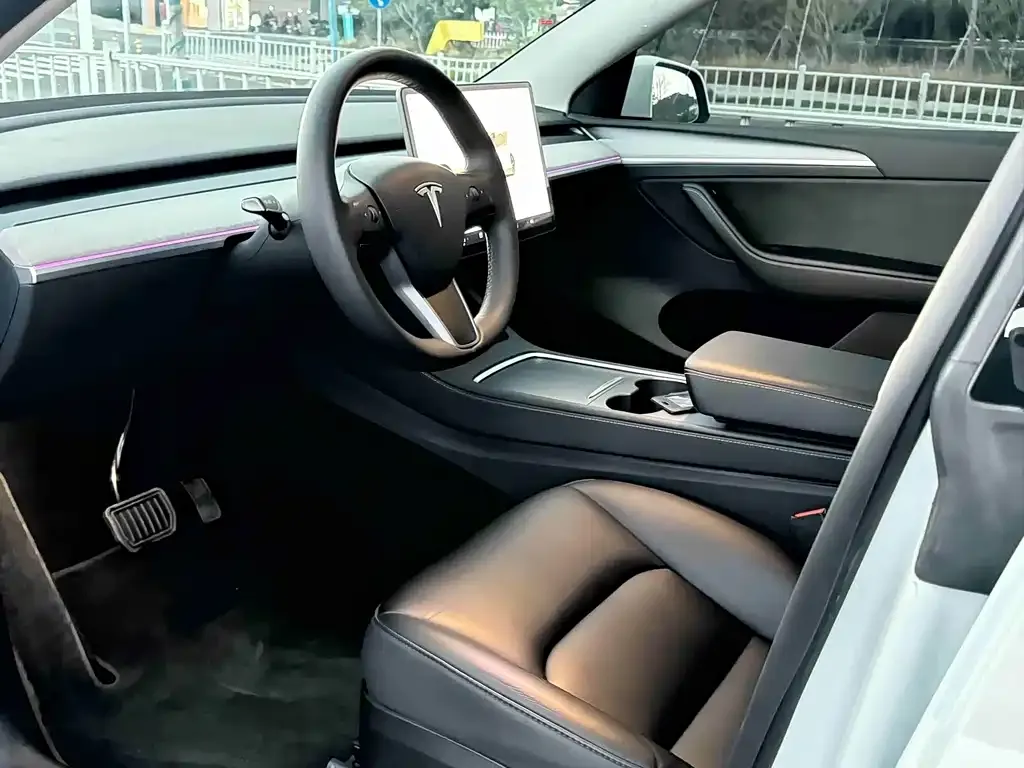 Tesla Model Y — фото 10