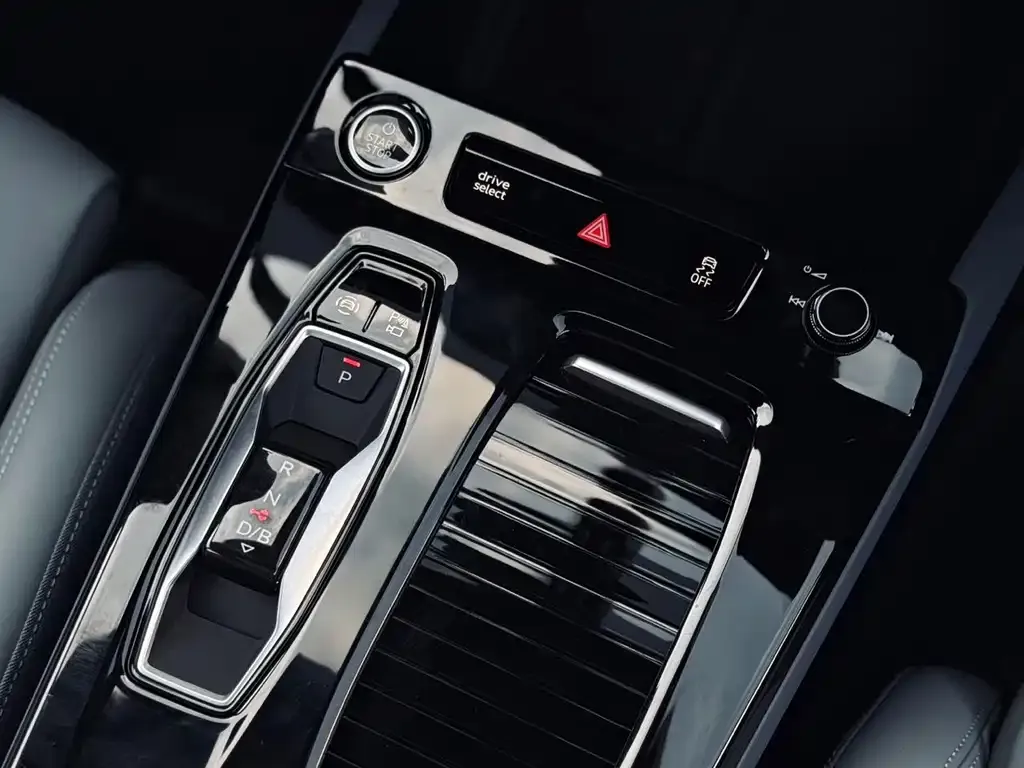 Audi Q6L Sportback e-tron — фото 7
