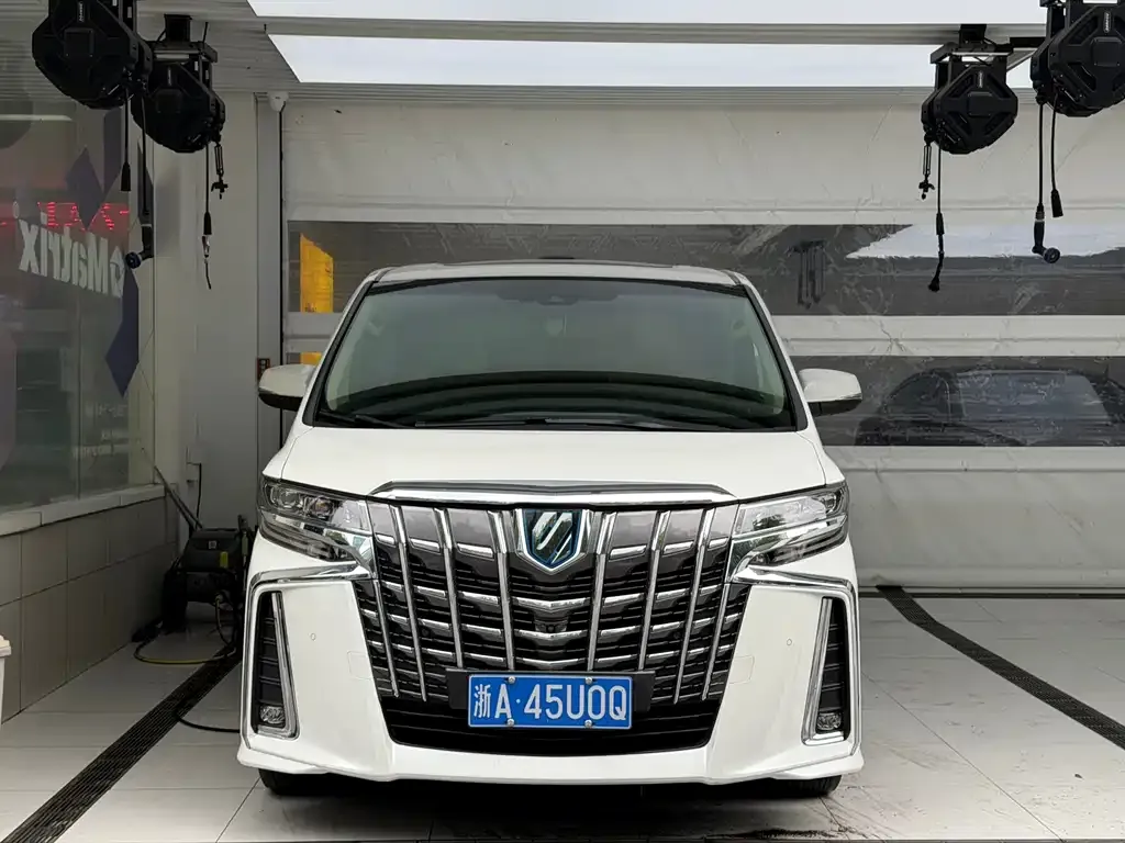 Toyota Alphard — фото 1