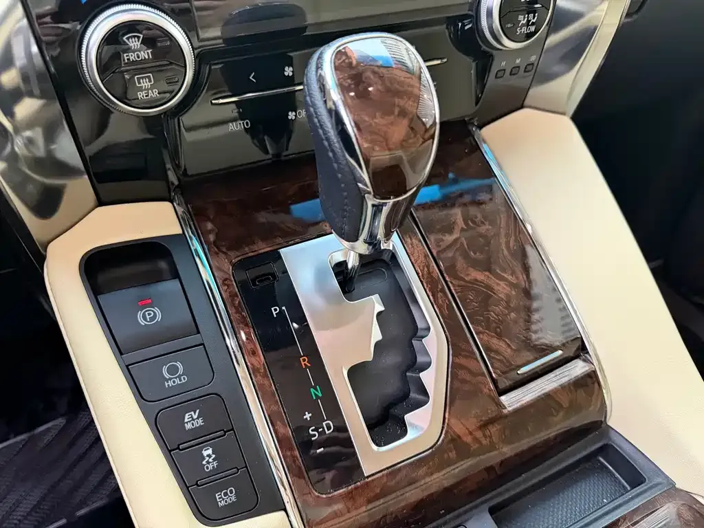 Toyota Alphard — фото 8