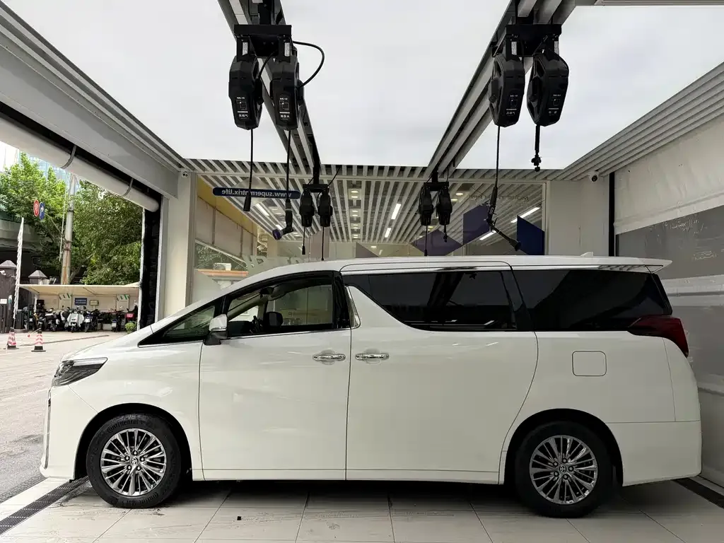 Toyota Alphard — фото 9
