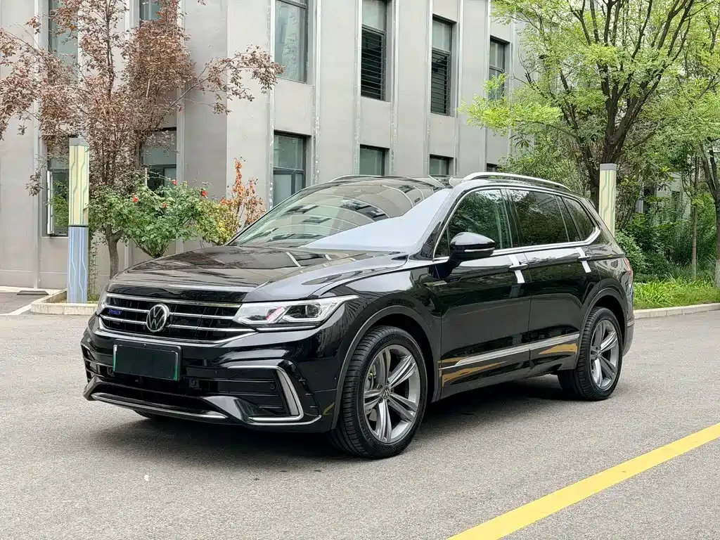Volkswagen Tiguan L PHEV — фото 1