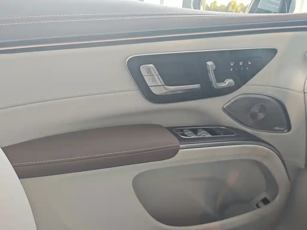 Mercedes-Benz EQS SUV — фото 3