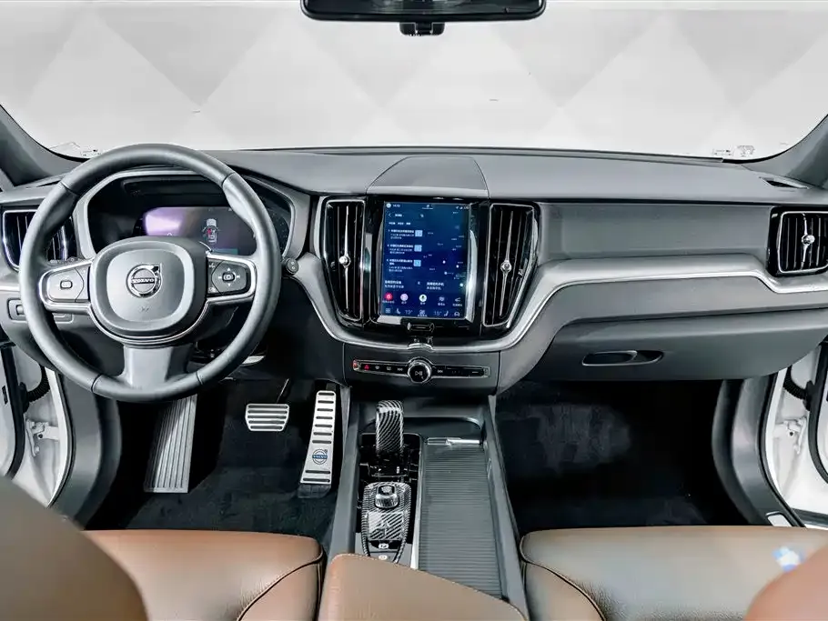 Volvo XC60 — фото 10