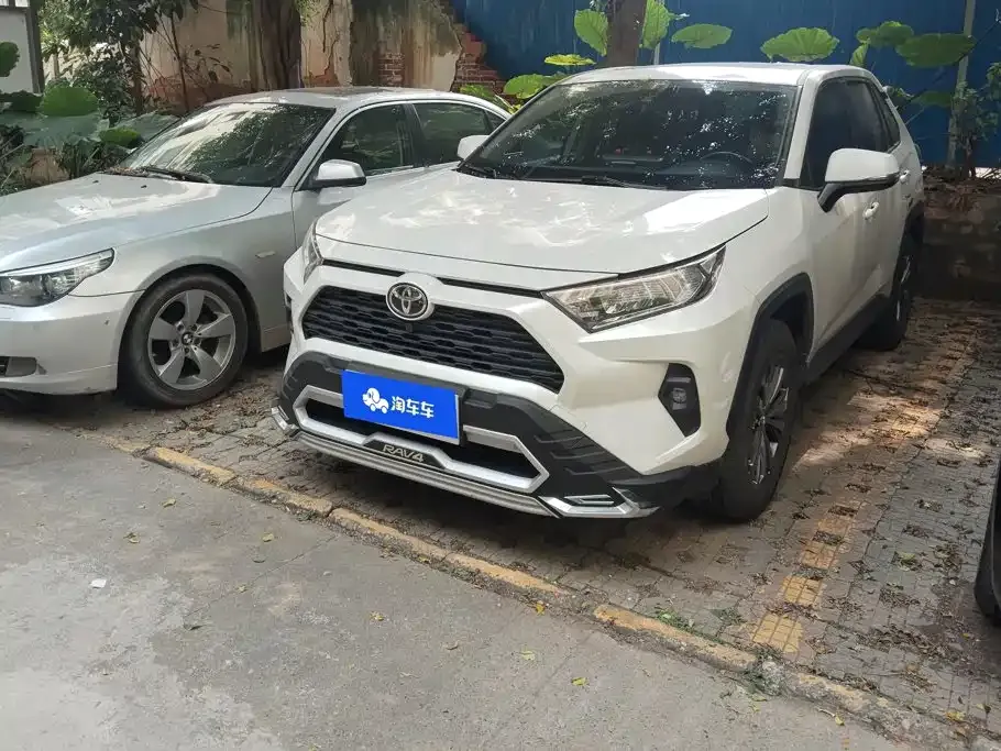 Toyota RAV4 — фото 1