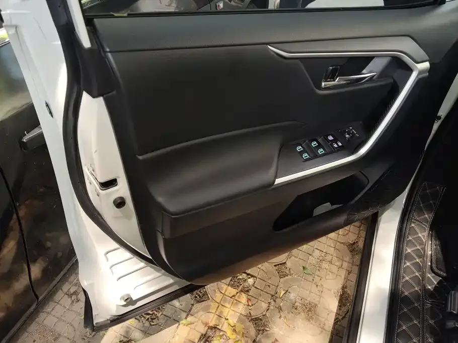 Toyota RAV4 — фото 2