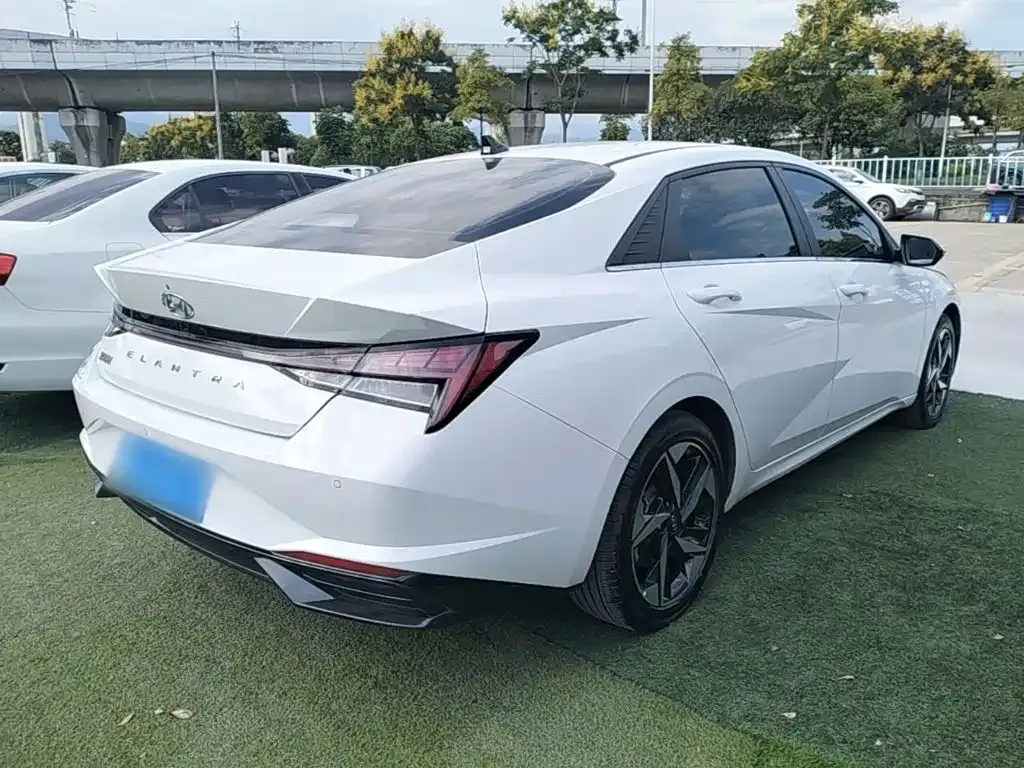 Hyundai Elantra — фото 5