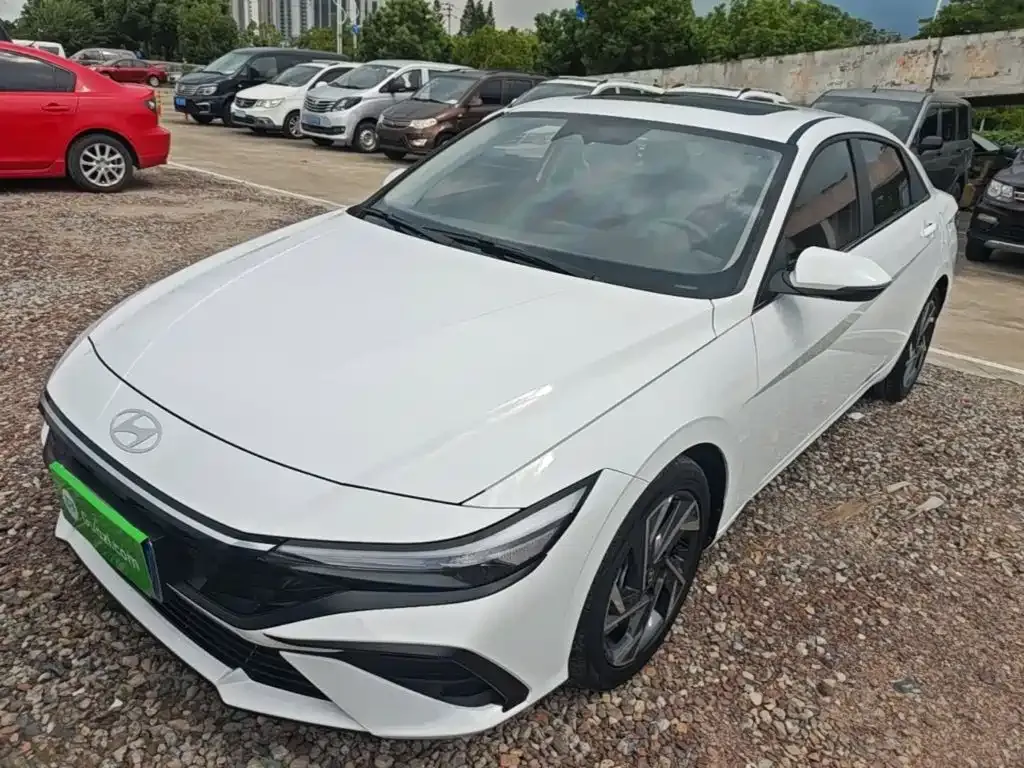 Hyundai Elantra — фото 1
