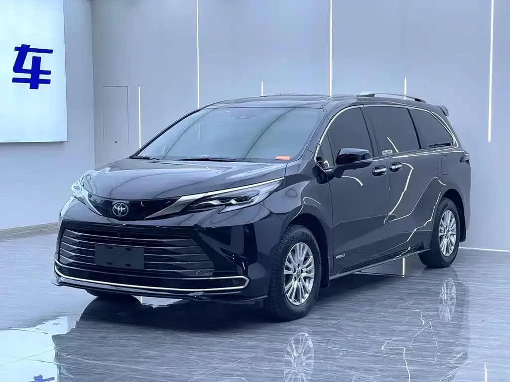 Toyota Sienna — фото 1