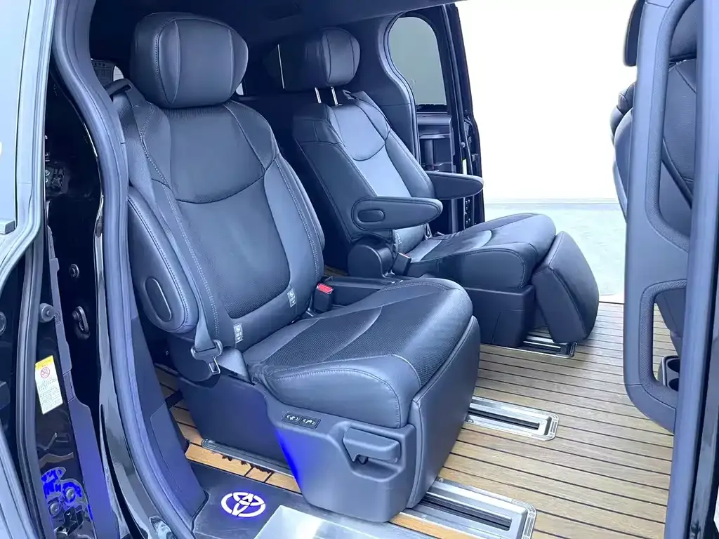 Toyota Sienna — фото 3