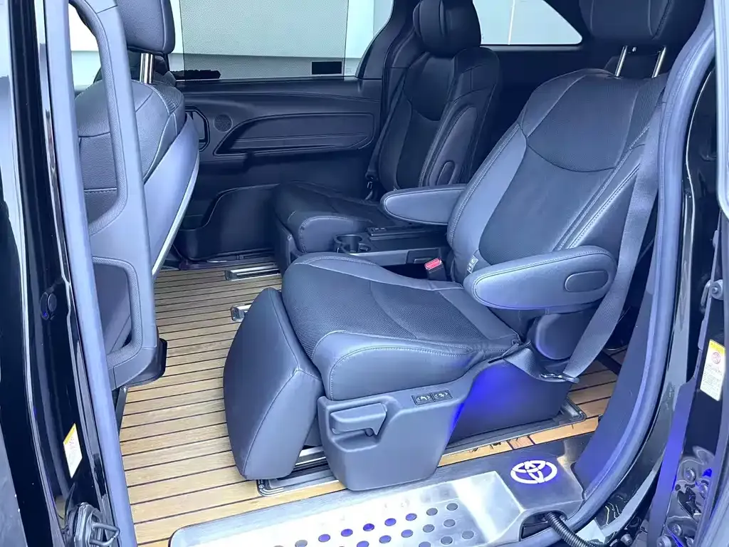 Toyota Sienna — фото 4