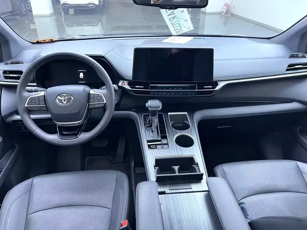 Toyota Sienna — фото 9