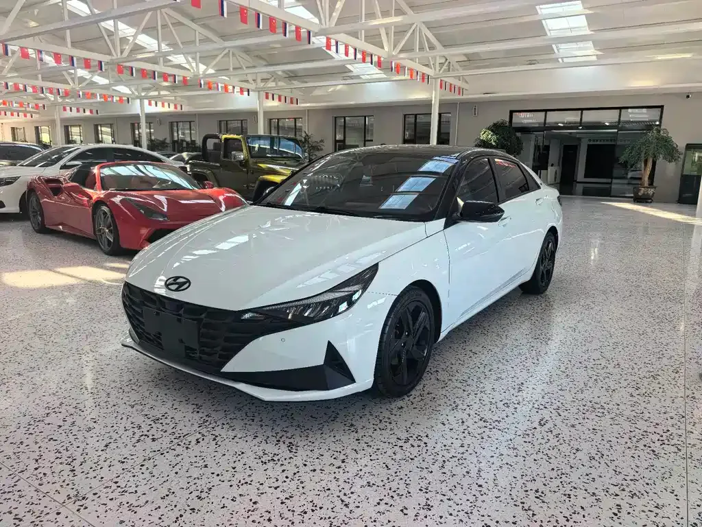Hyundai Elantra — фото 1