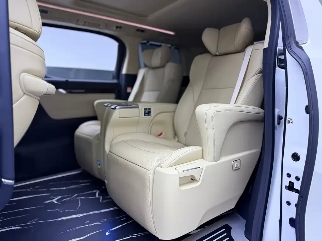 Toyota Alphard — фото 2