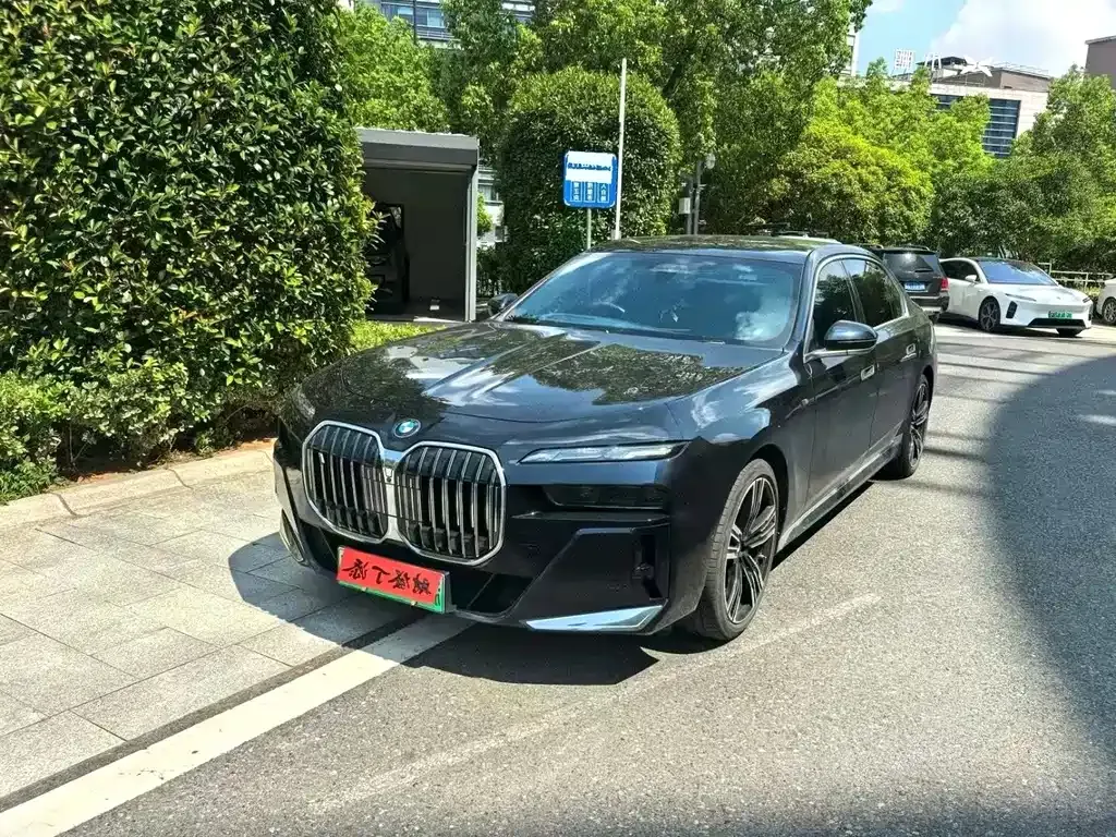 BMW i7 — фото 1