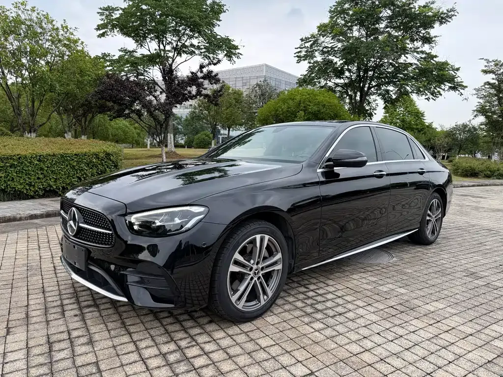 Mercedes-Benz E-Class — фото 1